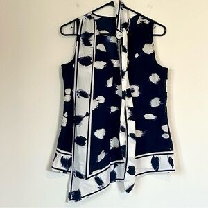 Banana Republic Women's Navy Blue and White Lightweight Sleeveless Top - Small